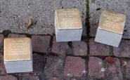 Stol­per­stein­ver­le­gung am Frei­tag, 6.12. um 9:15 Uhr in der Var­zi­ner Stra­ße 3&nbsp;und 4