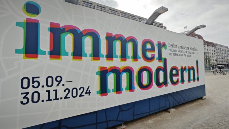Frei­luft­aus­stel­lung: „Immer Modern! Ber­lin und sei­ne Straßen“